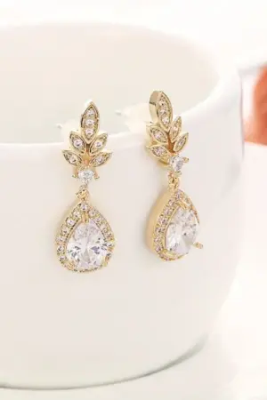 Pendientes estilo real dorado