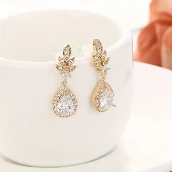 Pendientes estilo real dorado