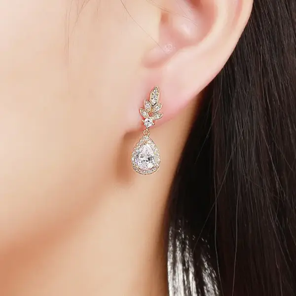 Pendientes estilo real dorado - Imagen 3
