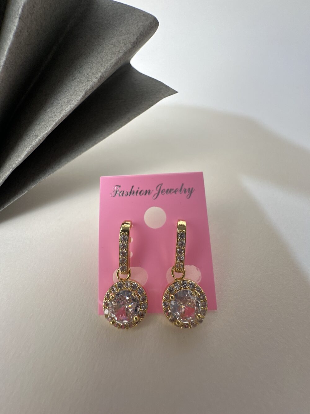 Pendientes estilo real dorado