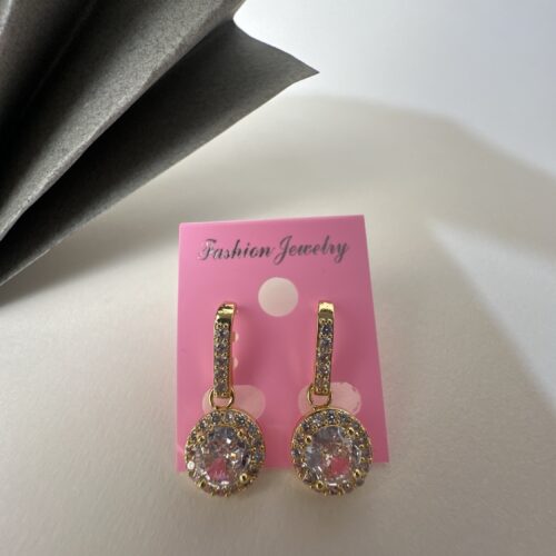 Pendientes estilo real dorado