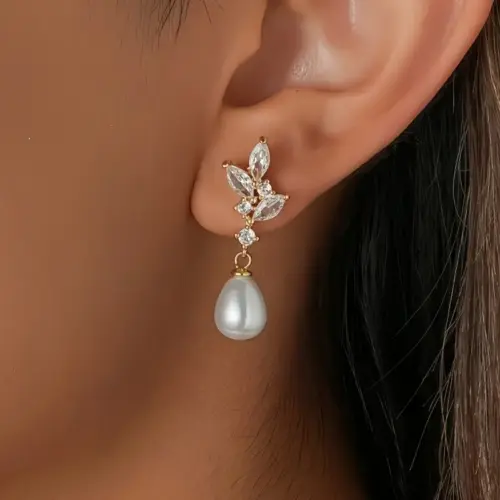 Pendientes estilo real dorado