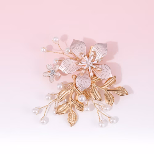 Broche Magaly Dorada con Perlas y Hojas Elegantes