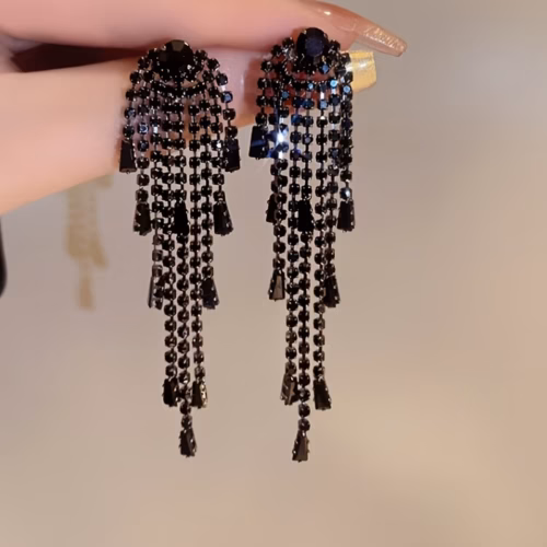 Aretes largos Amara con borlas negras y pedrería brillante